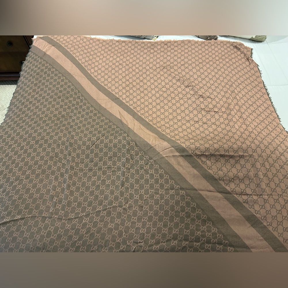 Preowned Large Gucci Reversible Wool & Silk Scarf/Shawl Mauve Gray. Authentic